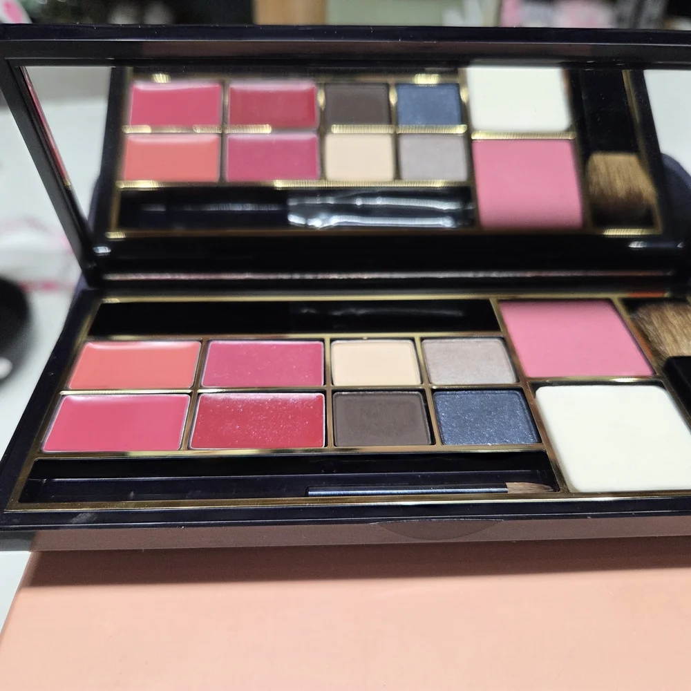 Estee Lauder Pink & Neutral Makeup Palette - Blush, Eyeshadows & Lip Shades - Picture 3 of 6